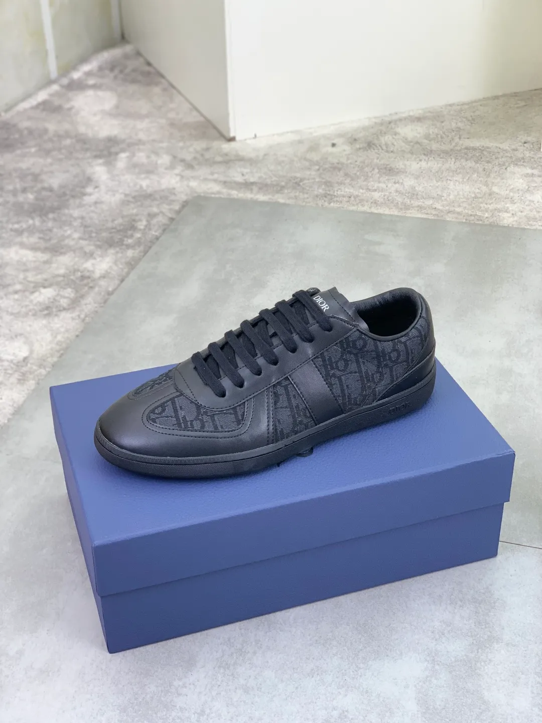 Men's shoes 💰P360 New Dior B01 moral training shoes, white first-layer cowhide, original molded outsole. New to the fall collection, this sneaker marks the return of a Dior classic, reinterpreted in a stylish and elegant silhouette. Crafted from white smooth first-grain cowhide with a tonal silk sheepskin lining, it features the Dior logo on the tongue and inner sides, and a CD icon on the heel. Paired with Tpu anti-slip soles of the same color, it can be matched with various styles to create a sophisticated look.  Code number: 38-44